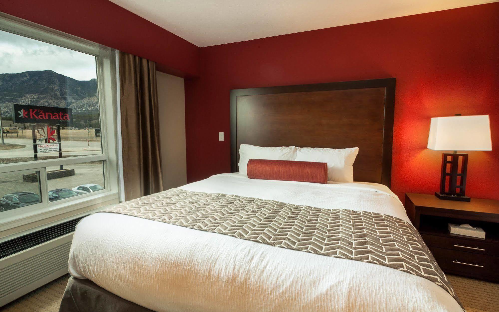 The Kanata Inns Invermere Exterior photo